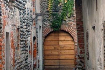 Ricetto Castello - Vicolo con Porta