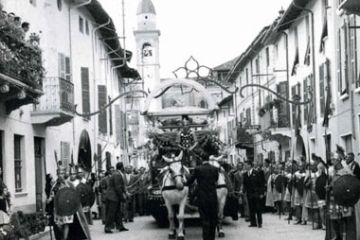 Sfilata di S. Olivo (1954)<br>(Ft. Archivo Pro Loco Carpignano Sesia)