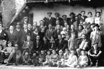 Festa Familiare in occasione di Matrimonio (1929)<br>(Ft. Archivo Pro Loco Carpignano Sesia)